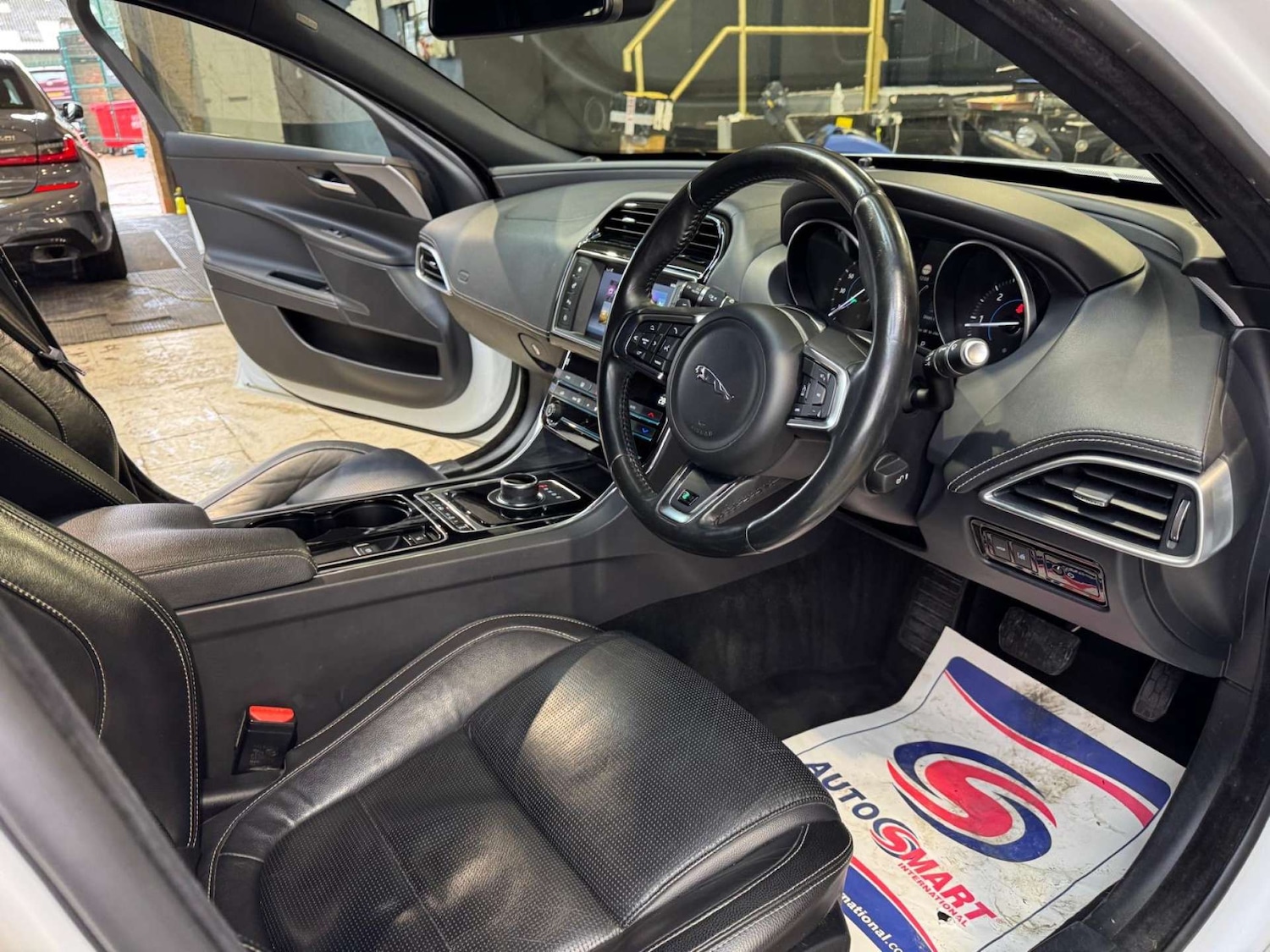 Used Jaguar XE 2017 for sale - 77639596: Photo 3