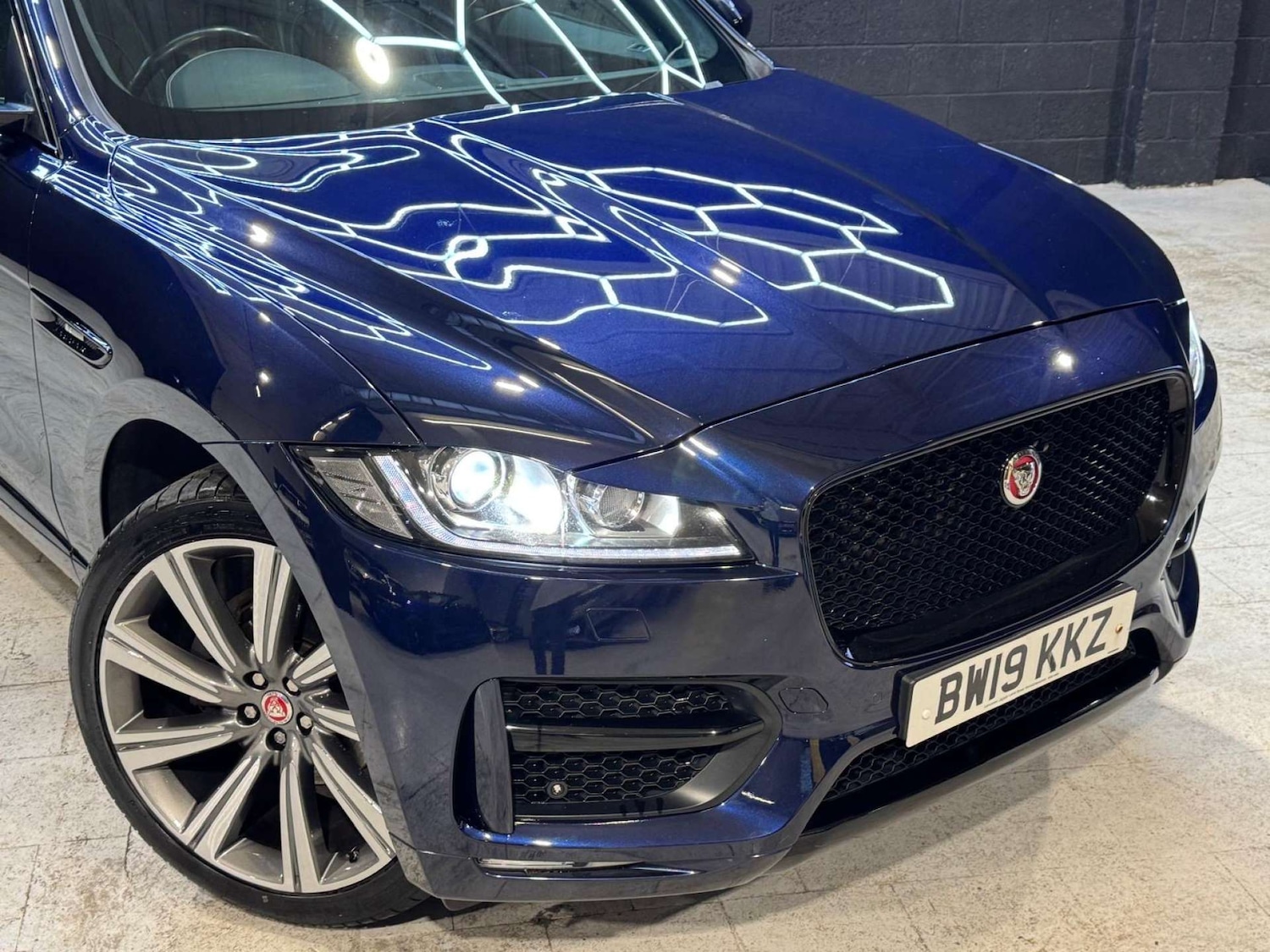 Used Jaguar F-Pace 2019 for sale - 76395515: Photo 8