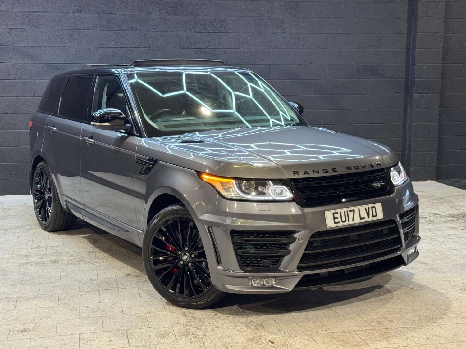 Used Land Rover Range Rover Sport 2017 for sale - 76481430: Photo 1