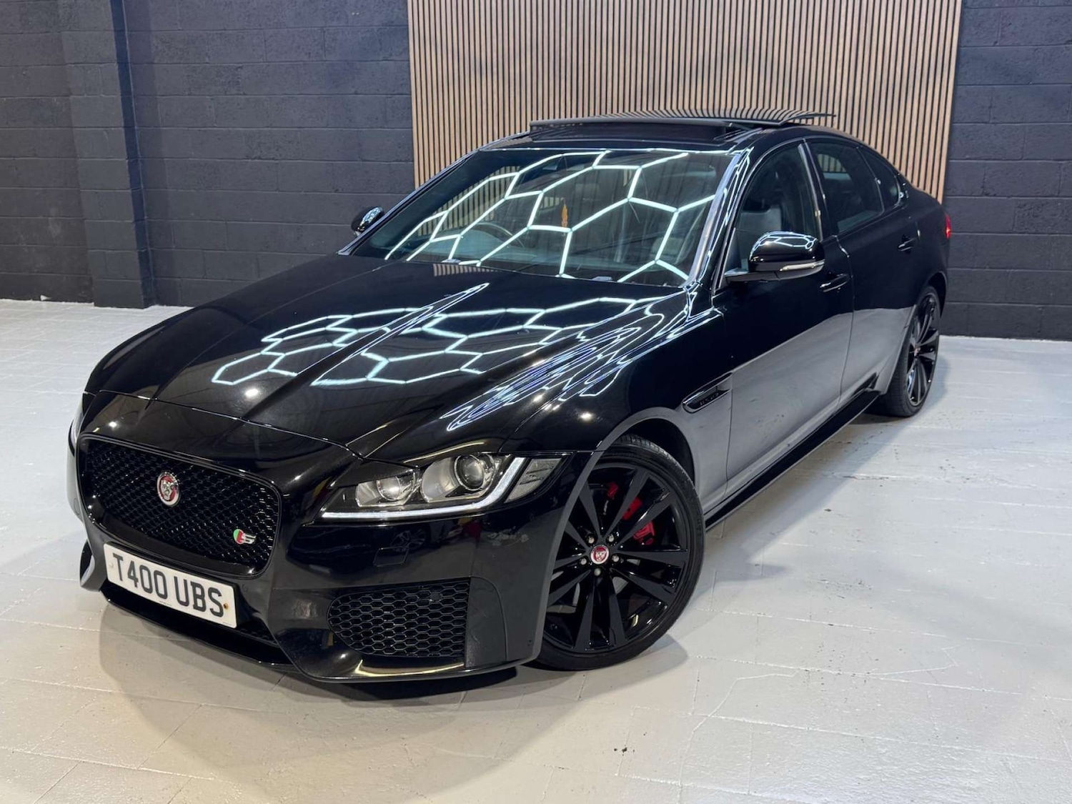 Used Jaguar XF 2017 for sale - 76581939: Photo 4