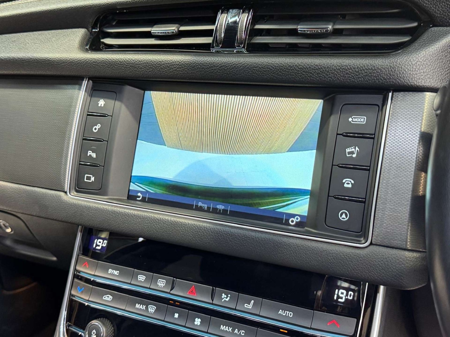 Used Jaguar XF 2017 for sale - 76581939: Photo 44