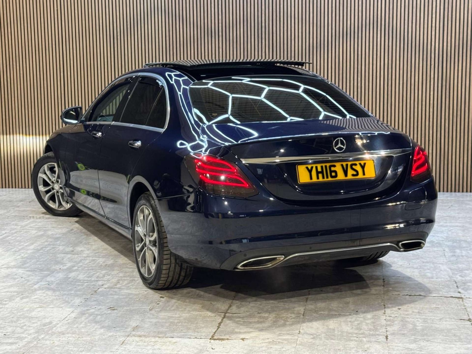 Used Mercedes-Benz C Class 2016 for sale - 77715630: Photo 2