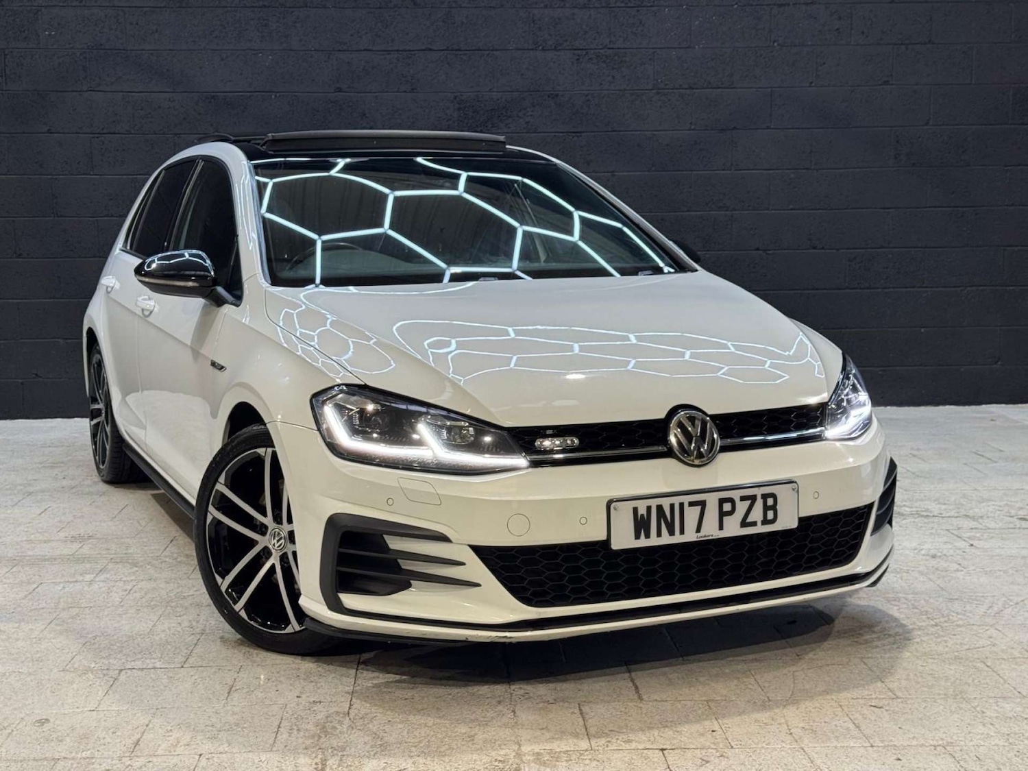 Used Volkswagen Golf 2017 for sale - 76483227: Photo 1