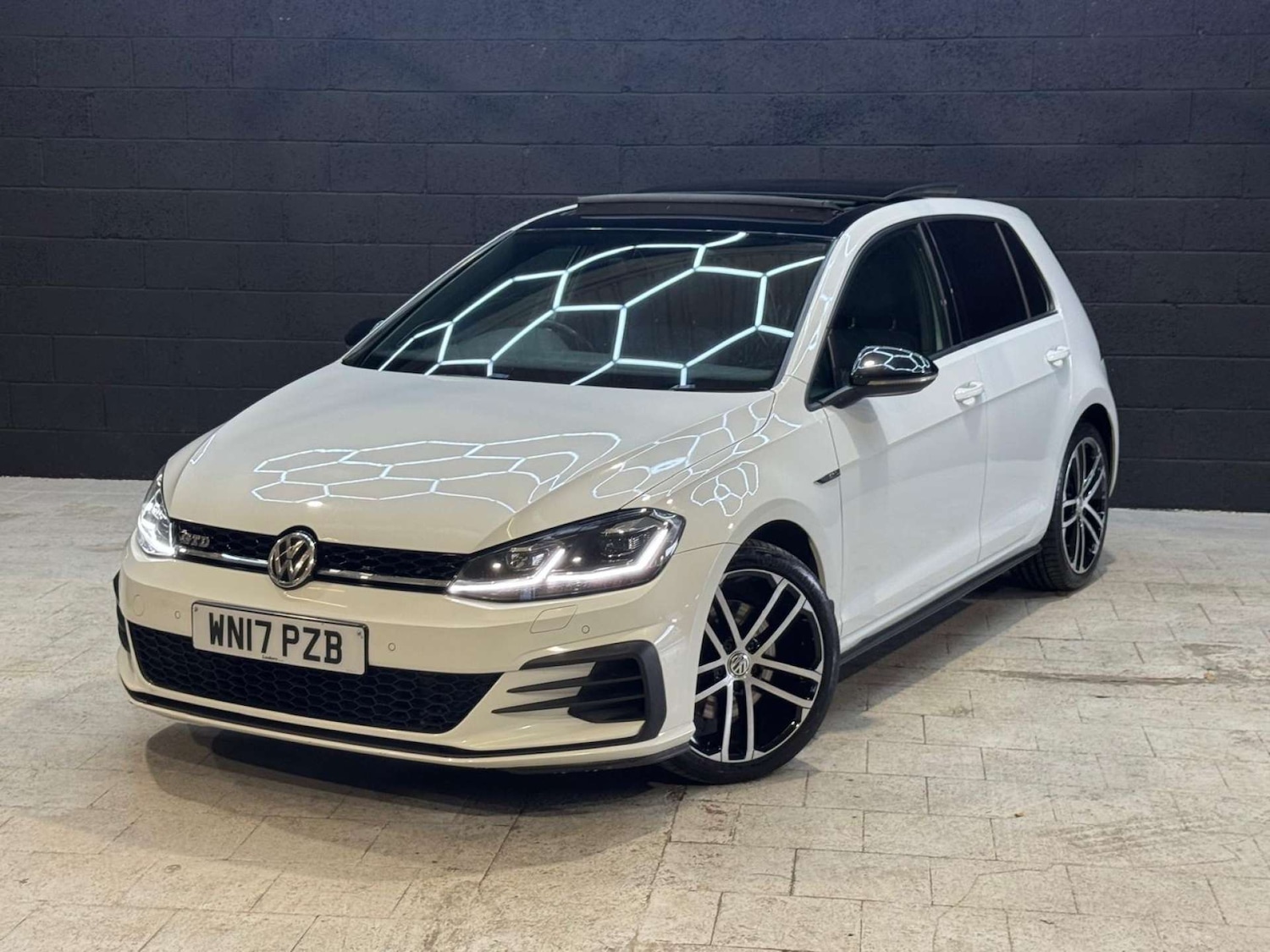 Used Volkswagen Golf 2017 for sale - 76483227: Photo 4