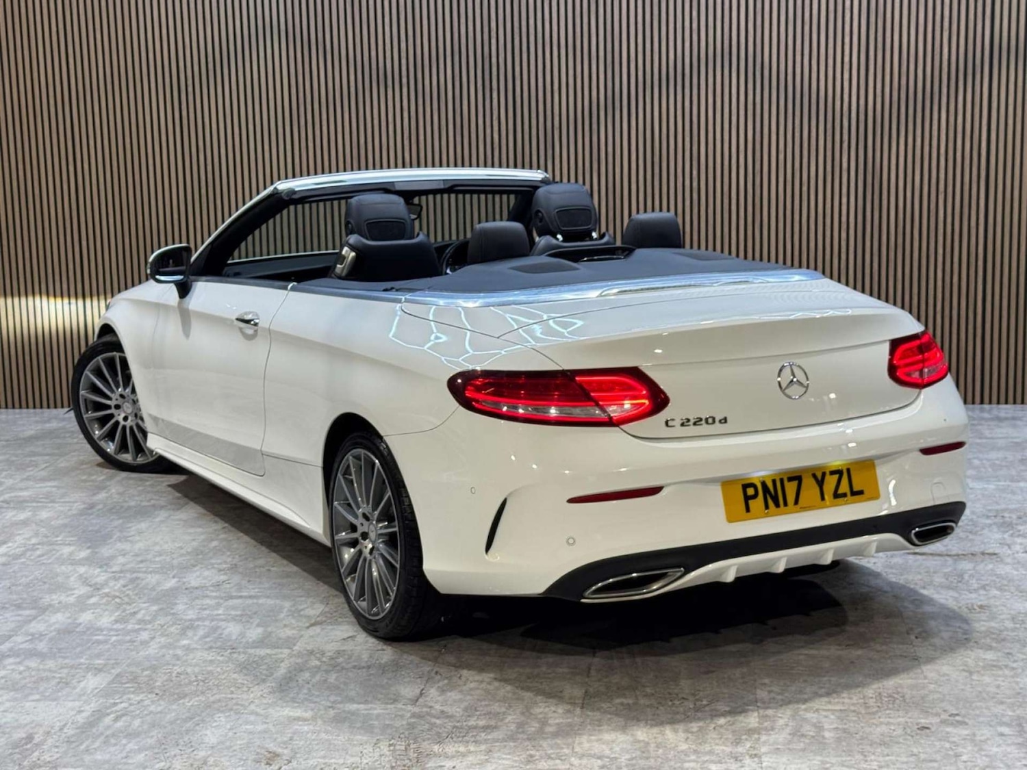 Used Mercedes-Benz C Class 2017 for sale - 77946335: Photo 2