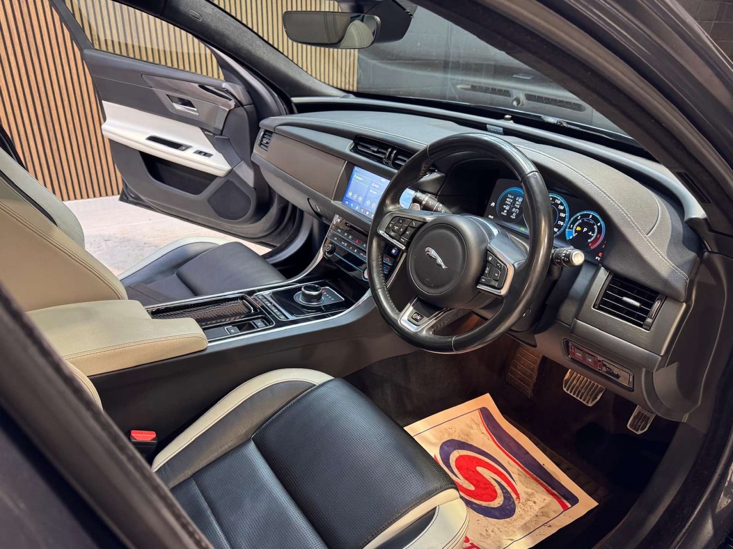 Used Jaguar XF 2018 for sale - 76919174: Photo 3