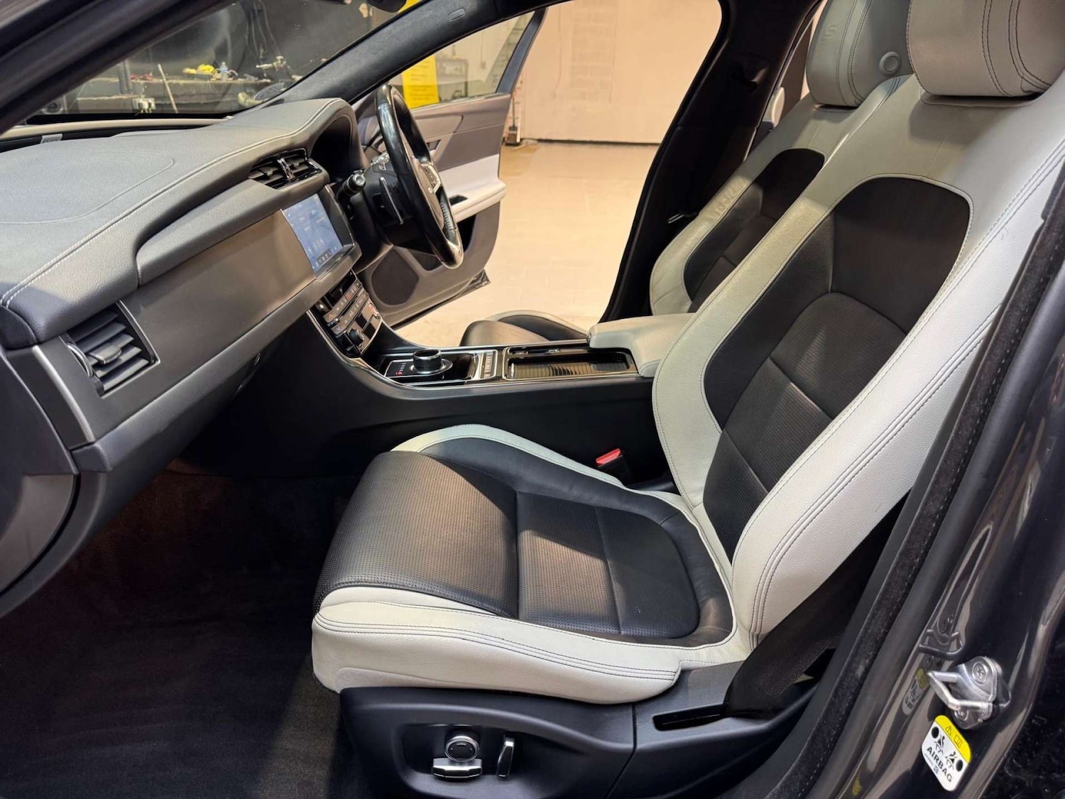 Used Jaguar XF 2018 for sale - 76919174: Photo 30