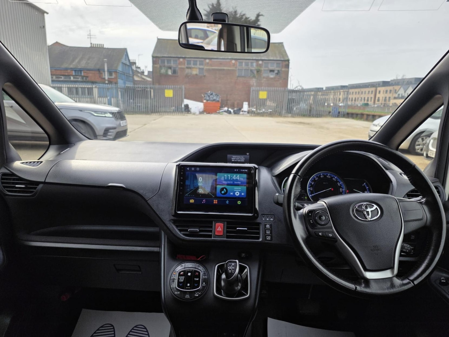 Used Toyota Noah 2015 for sale - 77982916: Photo 15