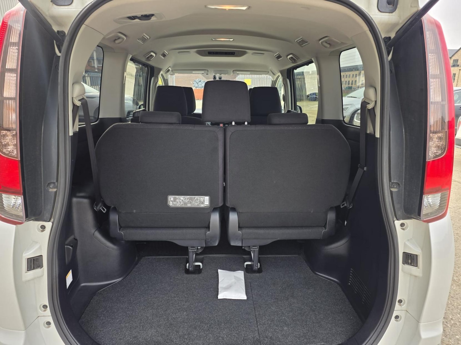 Used Toyota Noah 2015 for sale - 77982916: Photo 16