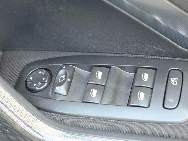 Used Peugeot 2008 2018 for sale - 75552680: Photo 36