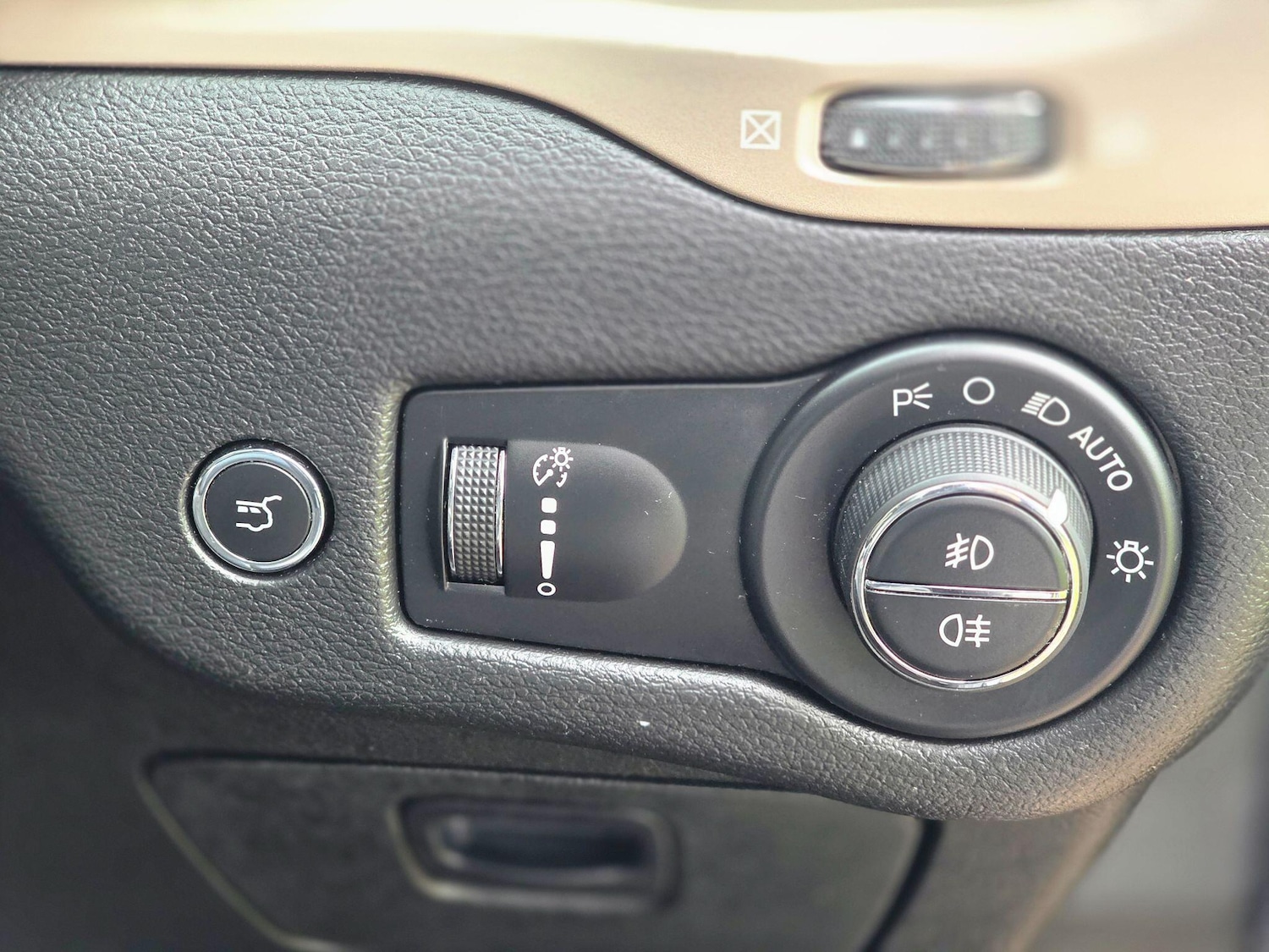 Used Jeep Cherokee 2015 for sale - 76537993: Photo 43