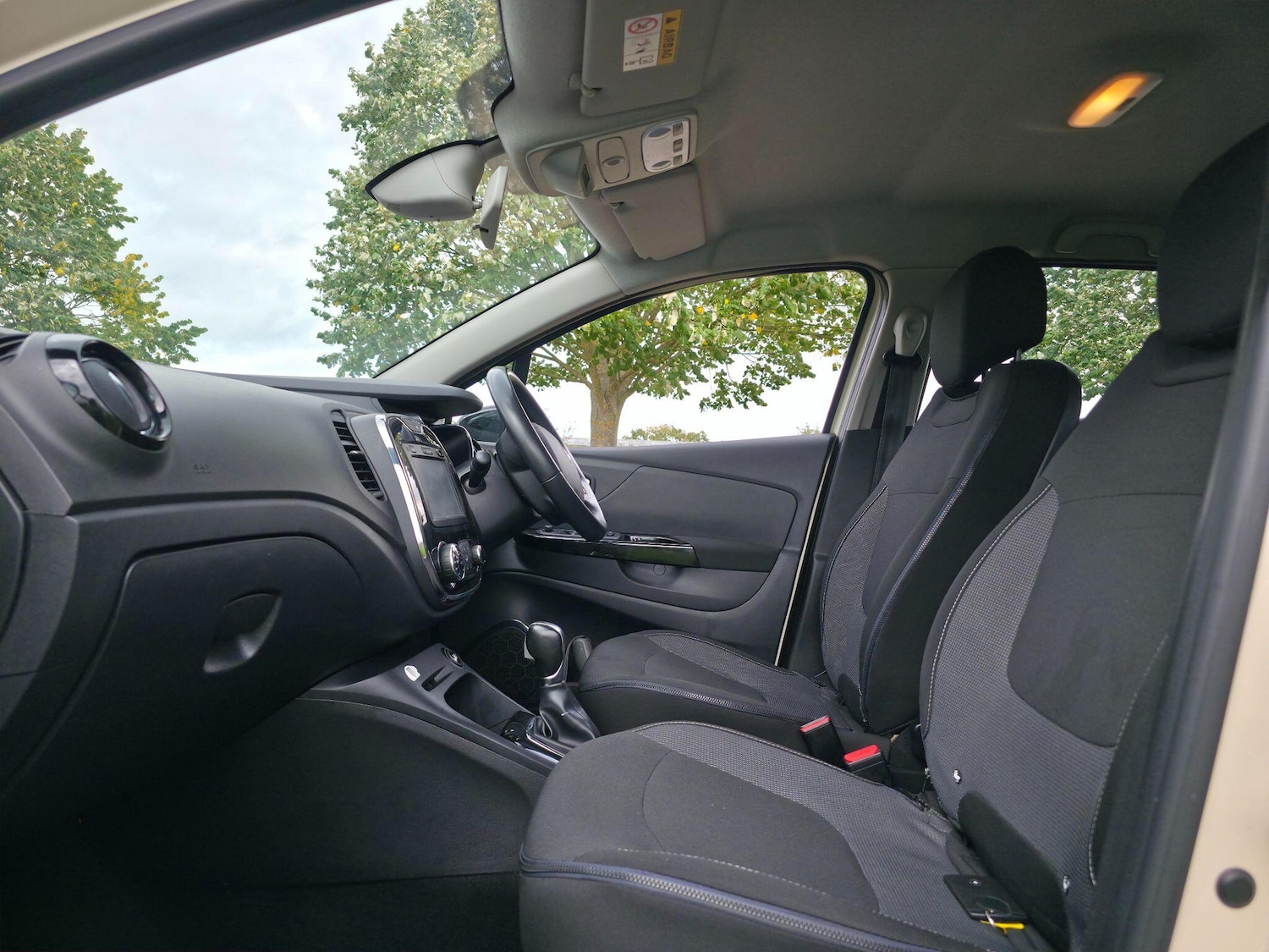 Used Renault Captur for sale - 76632872: Photo 25