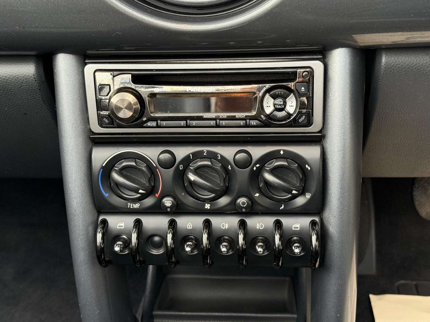 Used MINI Convertible 2004 for sale - 76607702: Photo 33