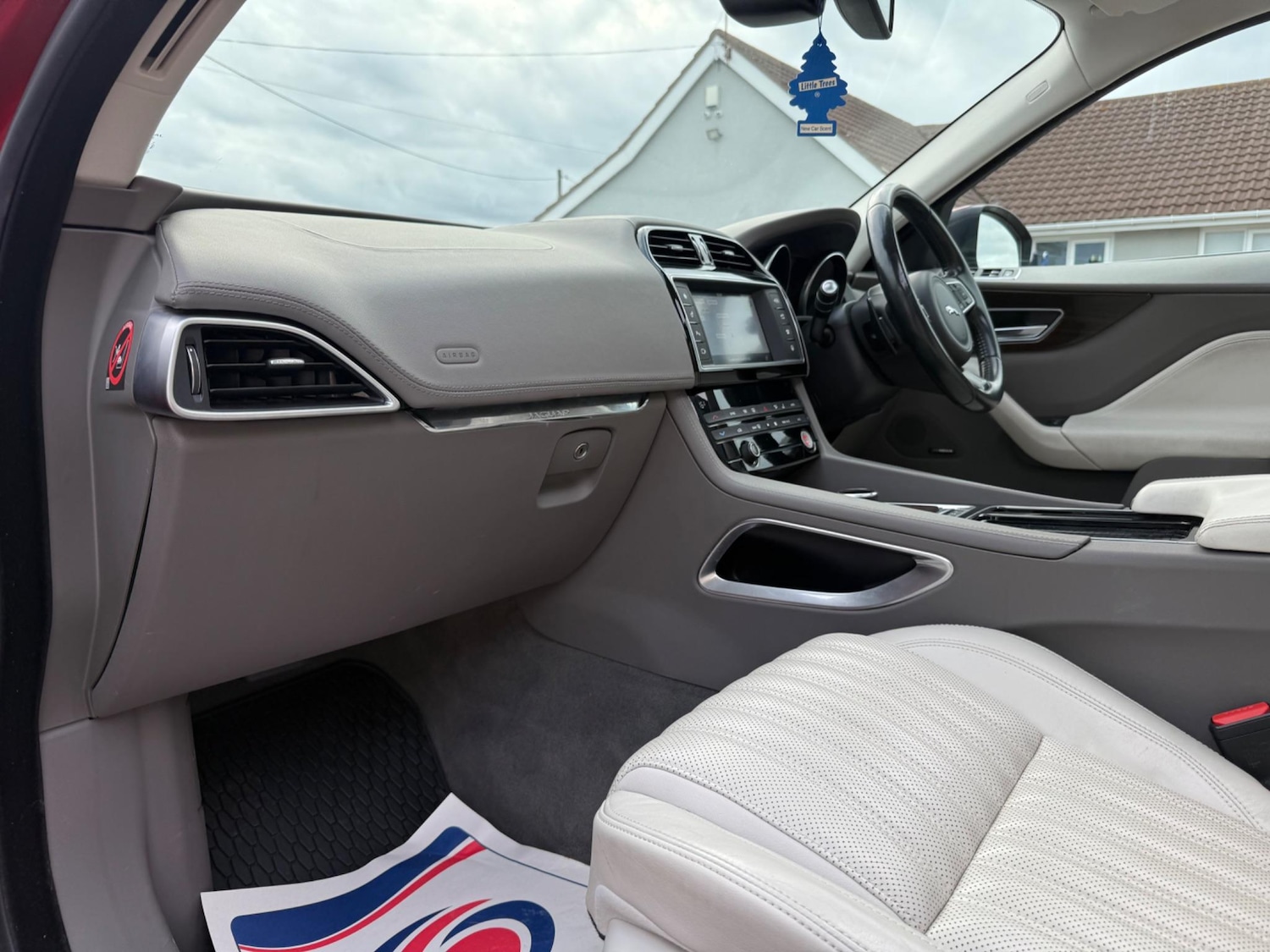 Used Jaguar F-Pace 2016 for sale - 76608552: Photo 2