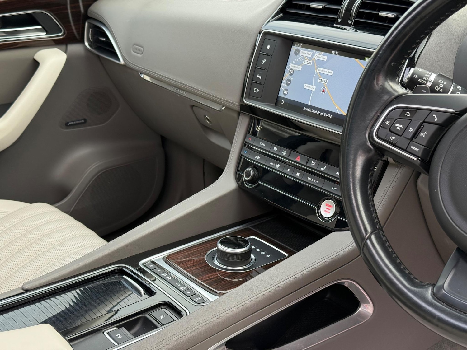 Used Jaguar F-Pace 2016 for sale - 76608552: Photo 25