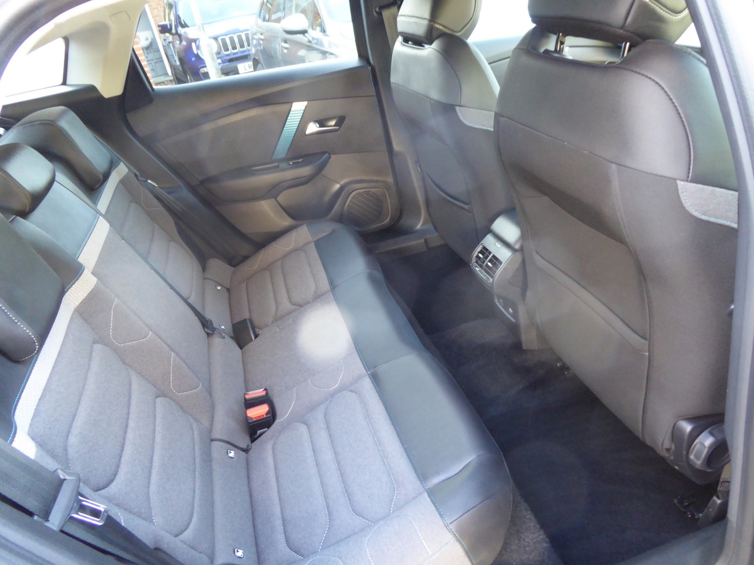 Used Citroen e-C4 2023 for sale - 76605692: Photo 11