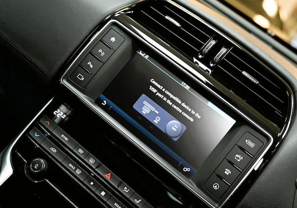 Used Jaguar XE 2017 for sale - 76313137: Photo 30