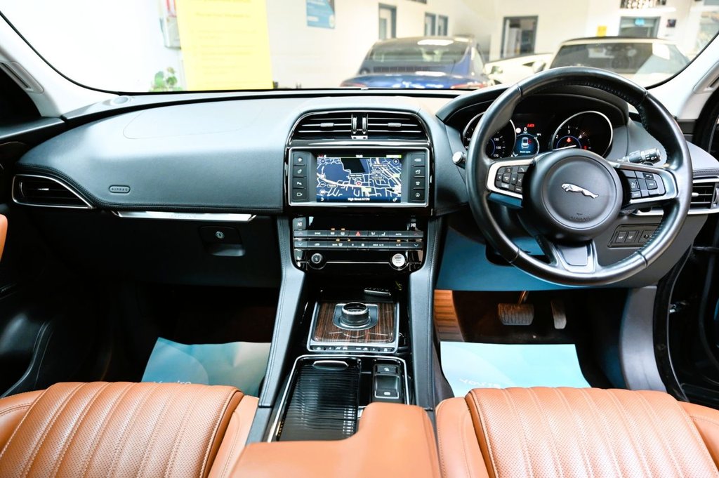 Used Jaguar F-Pace 2017 for sale - 76434412: Photo 4