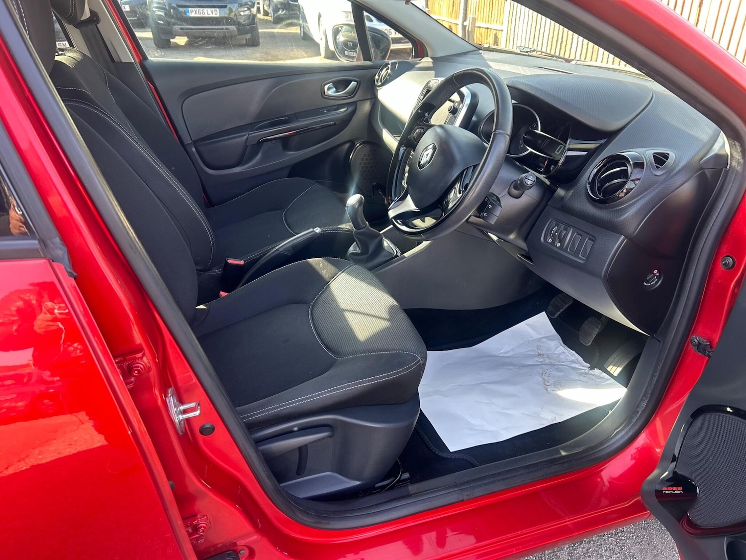 Used Renault Clio 2015 for sale - 78148178: Photo 9