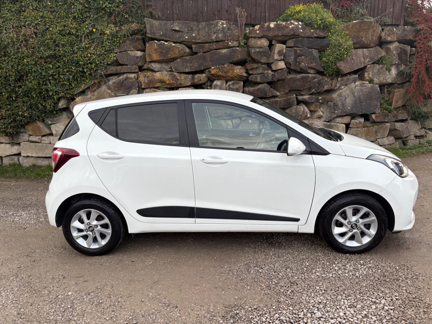 Used Hyundai i10 2017 for sale - 76485772: Photo 3