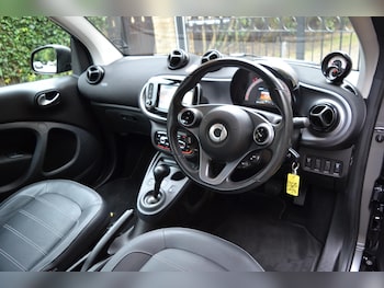 Used smart fortwo 2018 for sale - 76752893: Photo