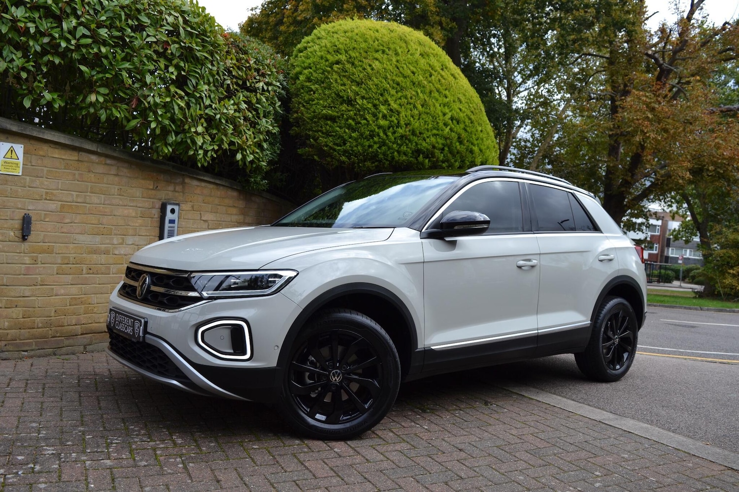 Used Volkswagen T-Roc 2023 for sale - 76377445: Photo 1