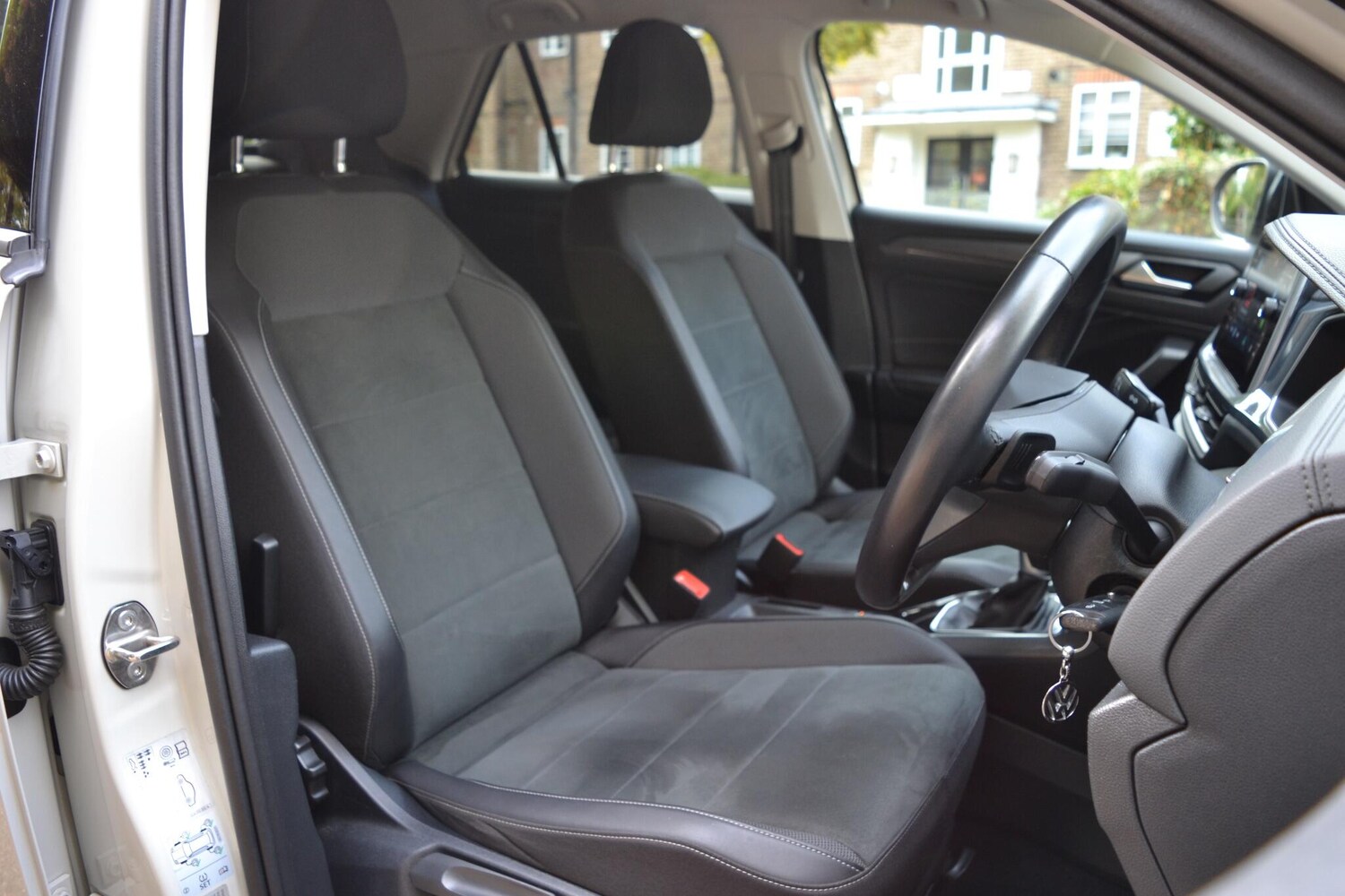 Used Volkswagen T-Roc 2023 for sale - 76377445: Photo 30