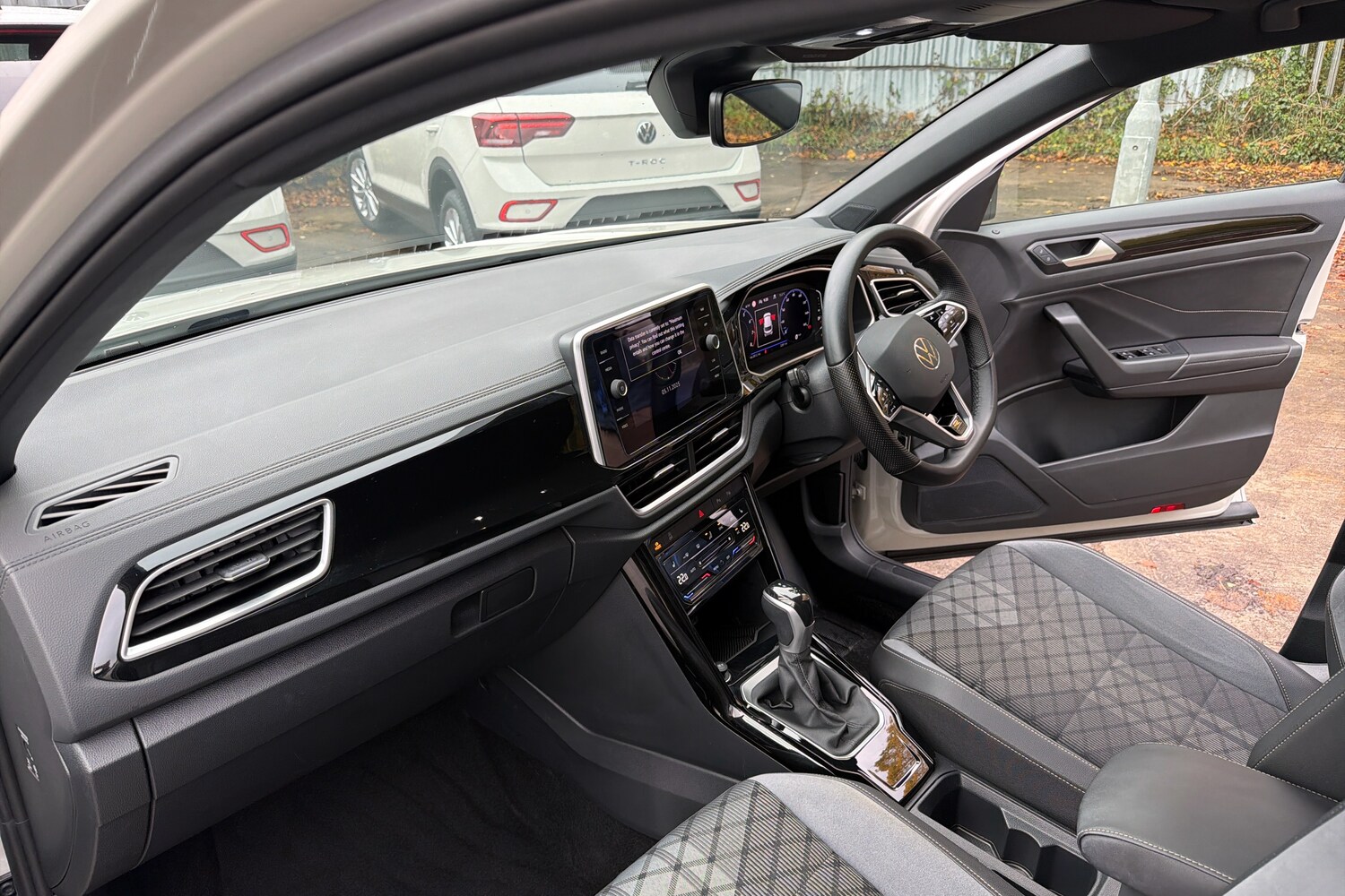 Used Volkswagen T-Roc 2022 for sale - 77218367: Photo 2