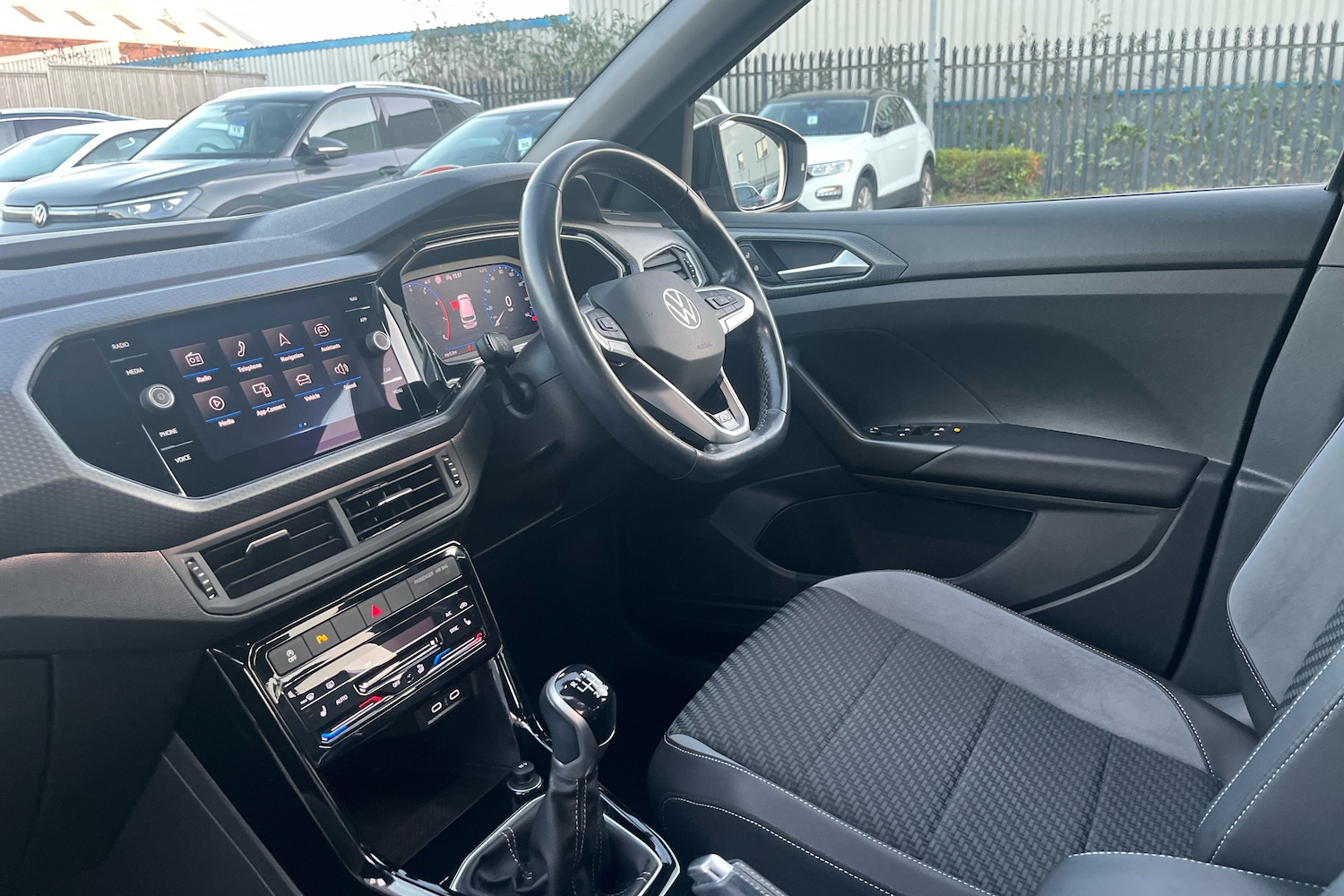 Used Volkswagen T-Cross 2022 for sale - 76675245: Photo 2