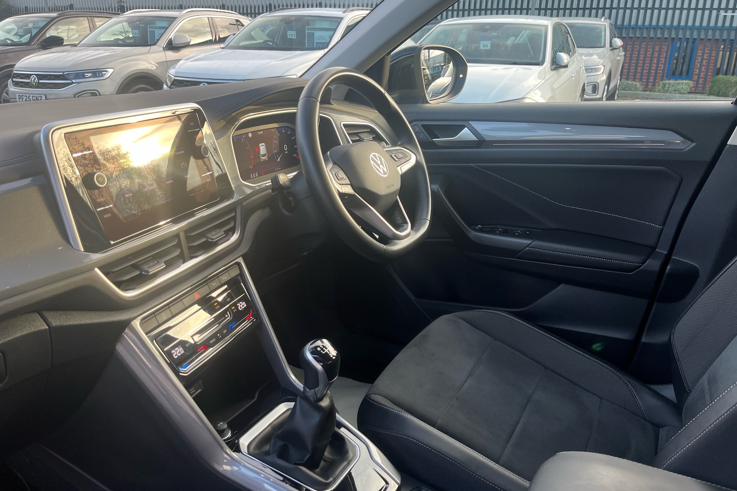 Used Volkswagen T-Roc 2022 for sale - 76674674: Photo 2