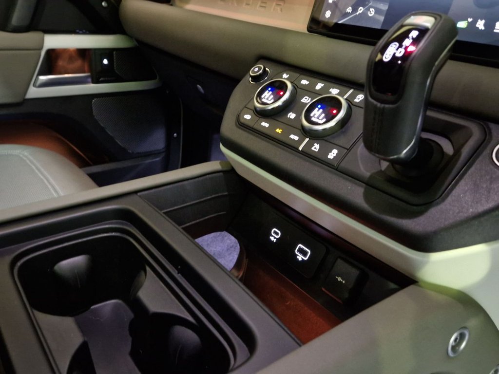 Used Land Rover Defender 2023 for sale - 76724913: Photo 16