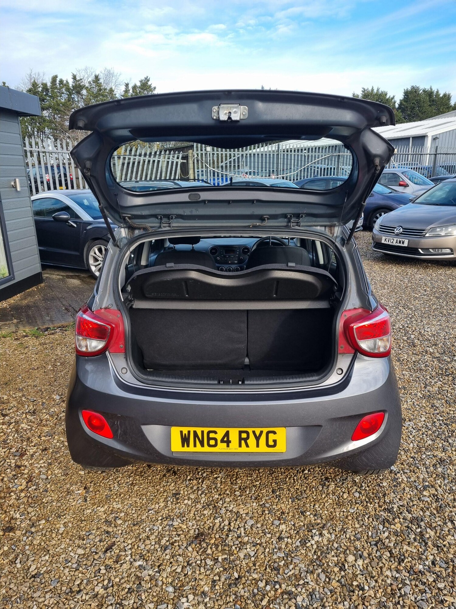 Used Hyundai i10 2014 for sale - 76832332: Photo 8