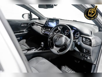 Used Toyota C-HR 2019 for sale - 76417110: Photo