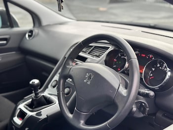 Used Peugeot 5008 2010 for sale - 76741615: Photo