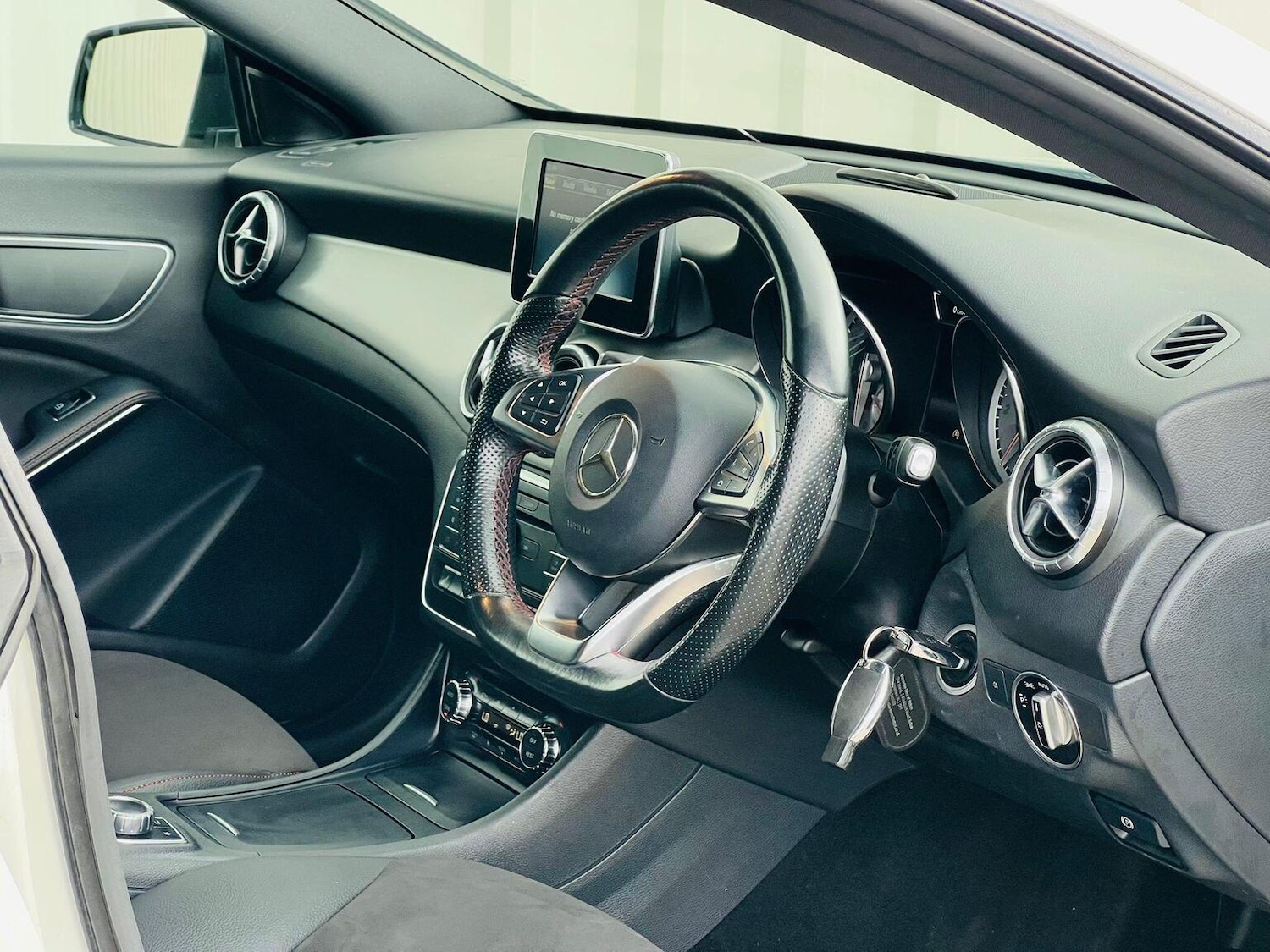 Used Mercedes-Benz CLA 2015 for sale - 76324820: Photo 2