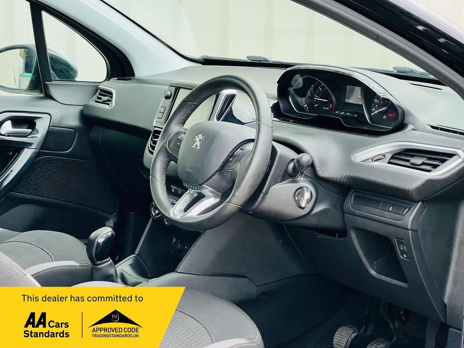 Used Peugeot 208 2015 for sale - 76293143: Photo 2