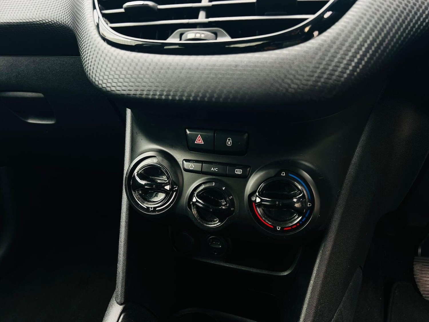 Used Peugeot 208 2015 for sale - 76293143: Photo 40