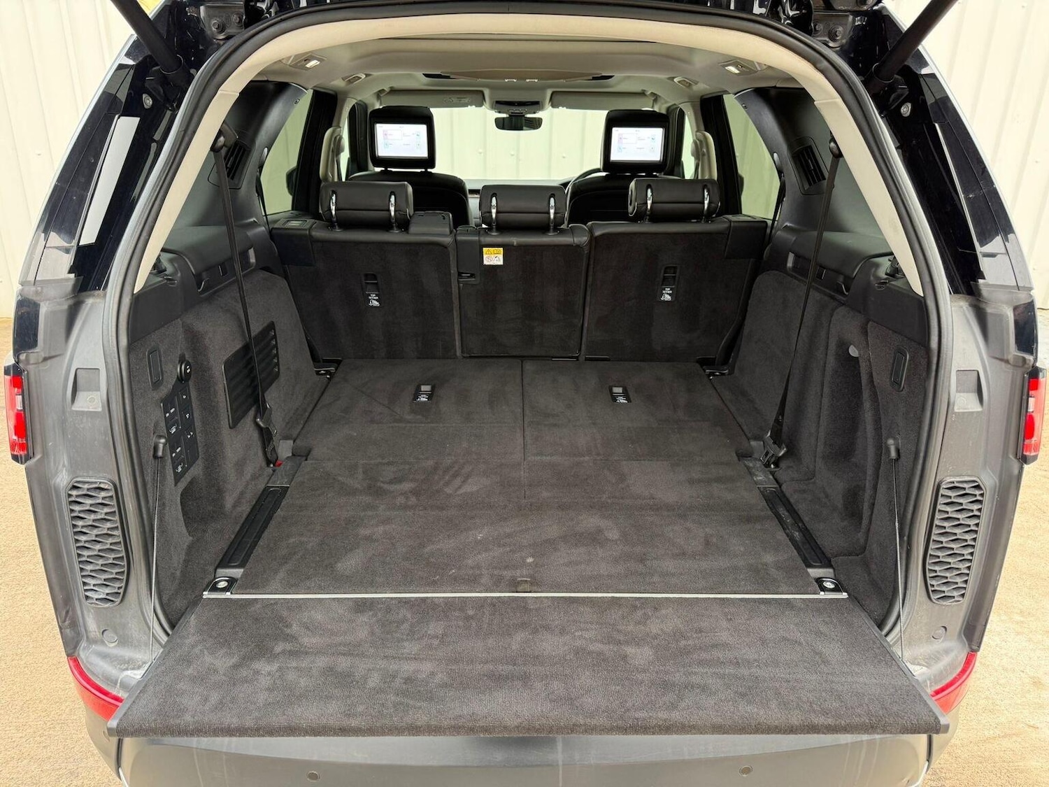 Used Land Rover Discovery 2017 for sale - 76817539: Photo 25