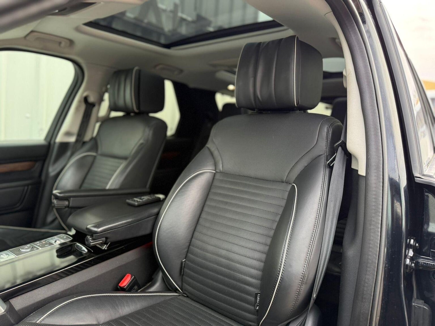 Used Land Rover Discovery 2017 for sale - 76817539: Photo 32