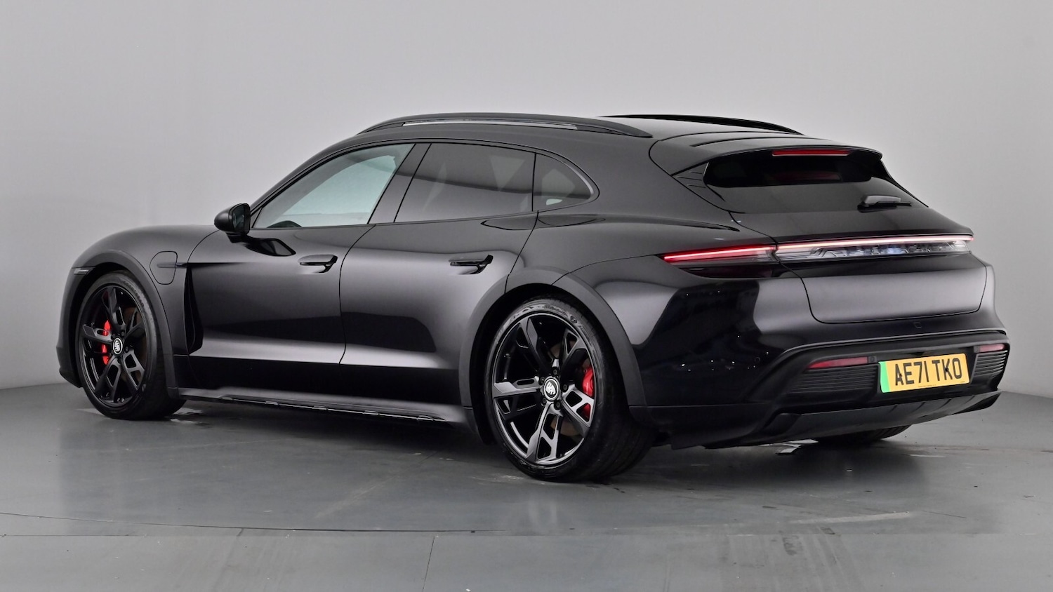 Used Porsche Taycan 2021 for sale - 77982970: Photo 2