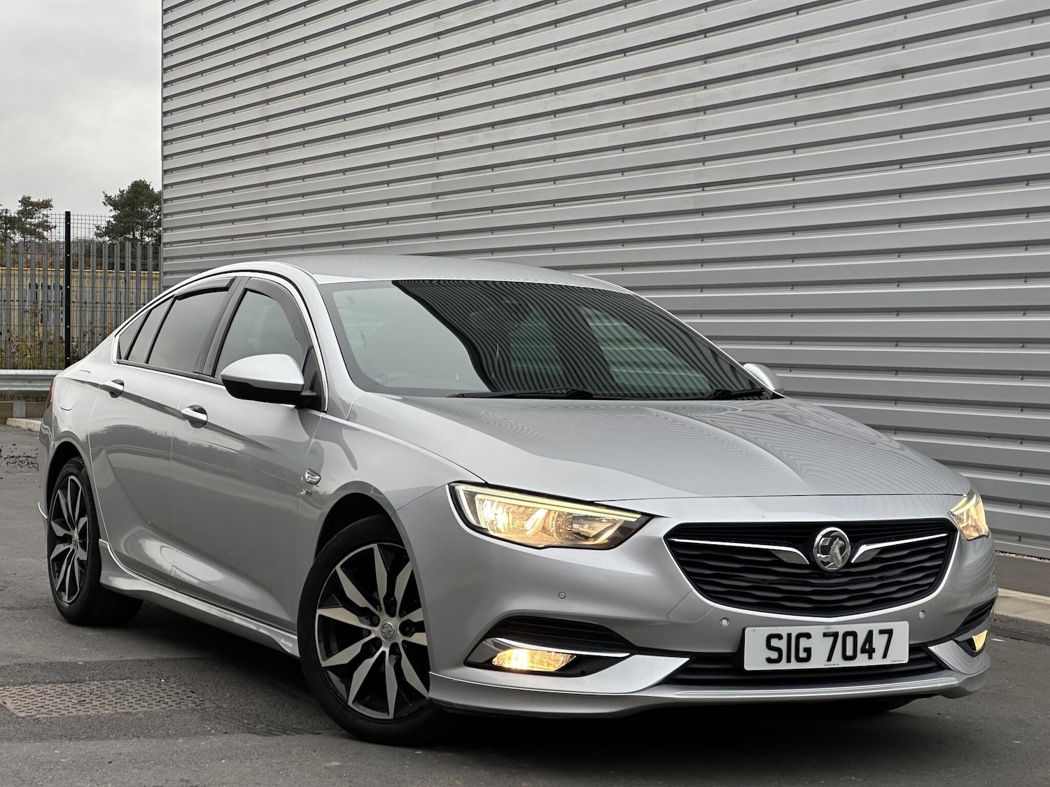 Used Vauxhall Insignia 2017 for sale - 77120644: Photo 2