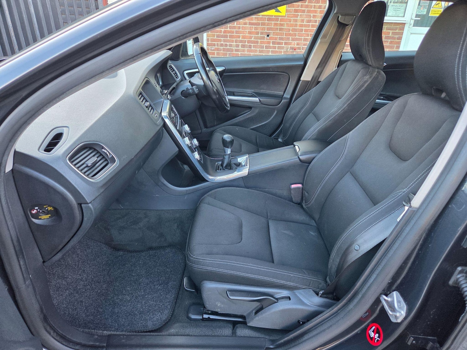 Used Volvo V60 2015 for sale - 77016457: Photo 10