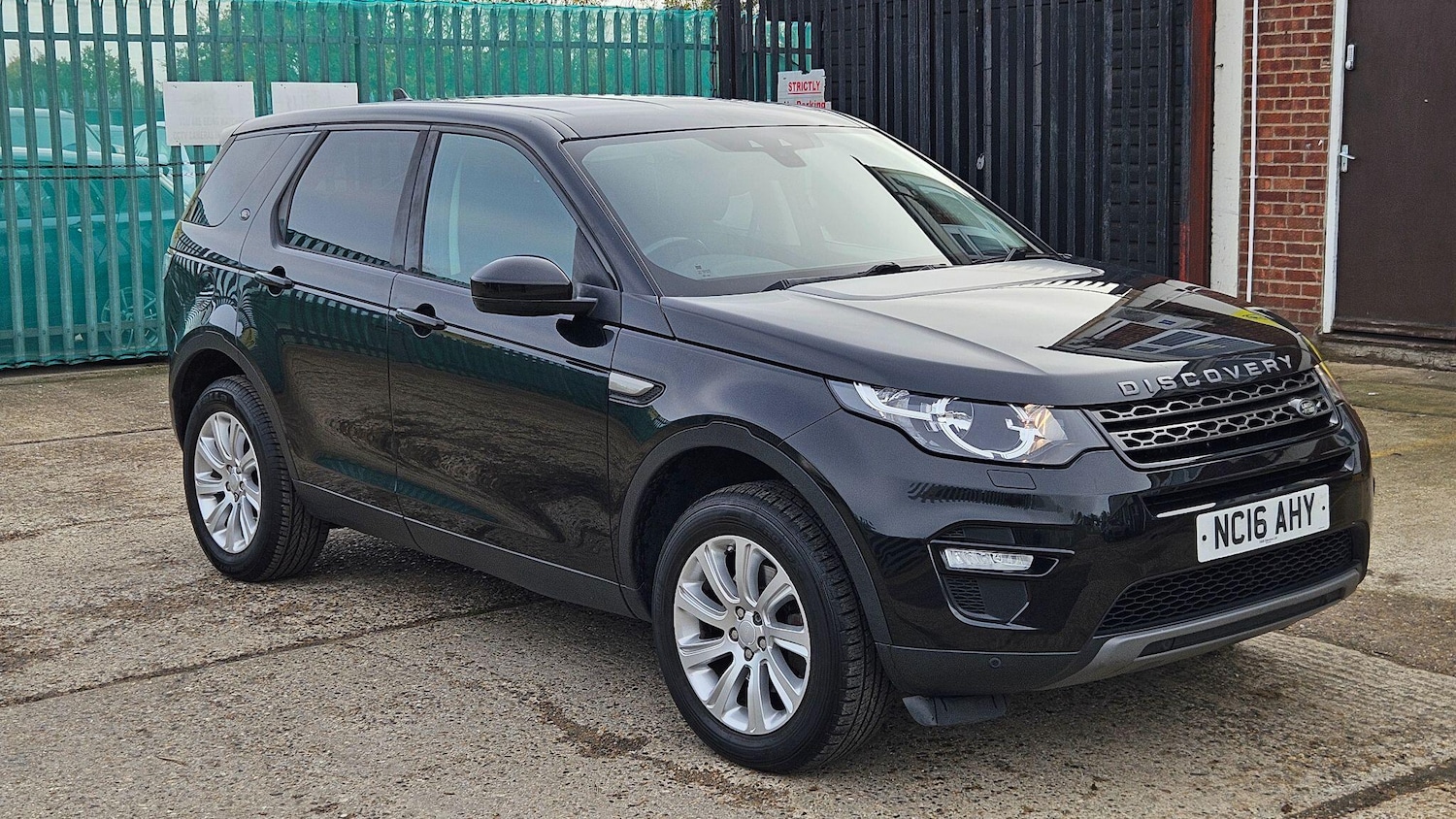 Used Land Rover Discovery Sport 2016 for sale - 76499410: Photo 2
