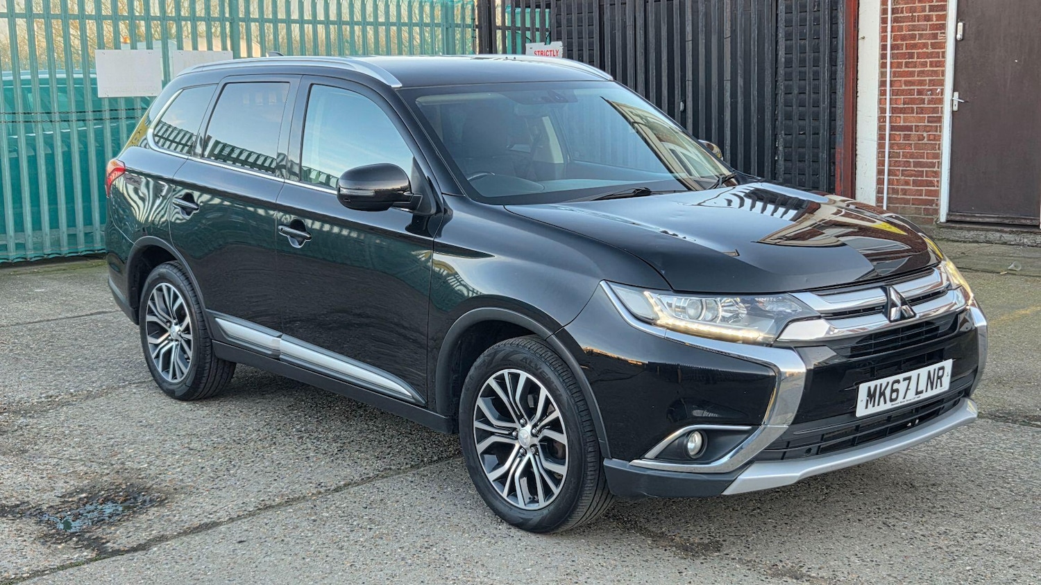Used Mitsubishi Outlander 2017 for sale - 78127352: Photo 2