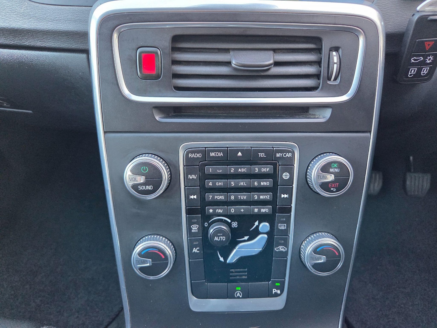 Used Volvo V60 2015 for sale - 78087094: Photo 18