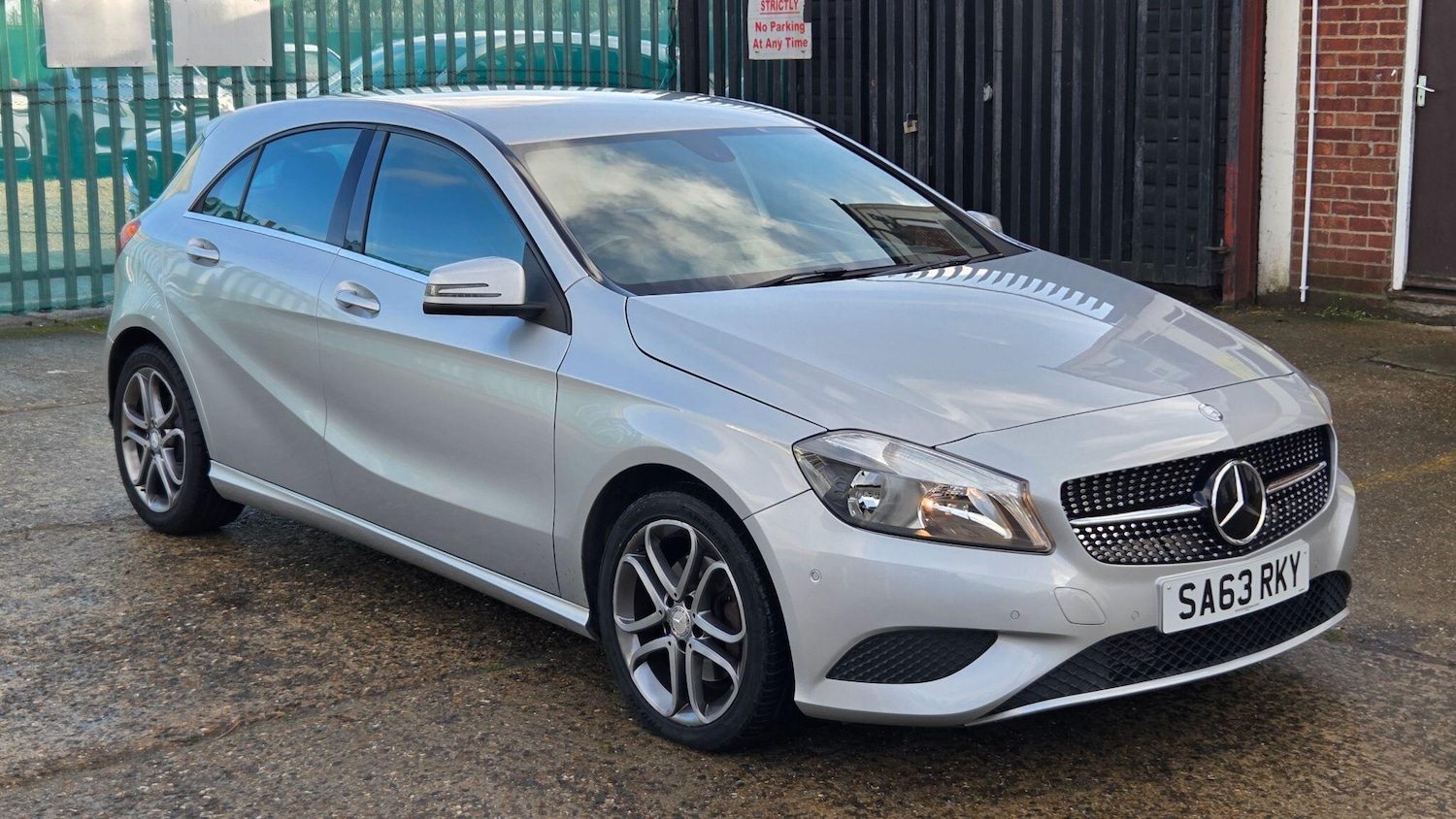 Used Mercedes-Benz A-Class 2013 for sale - 77343899: Photo 2