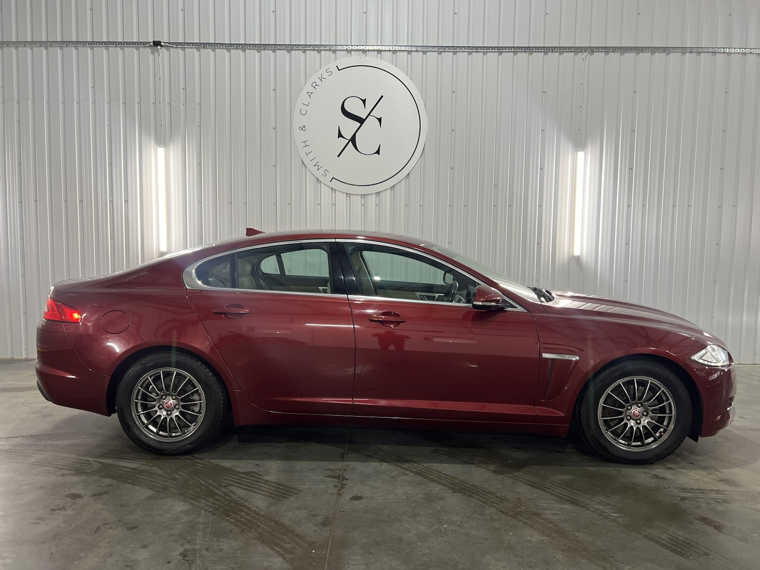 Used Jaguar XF 2013 for sale - 76884891: Photo 2