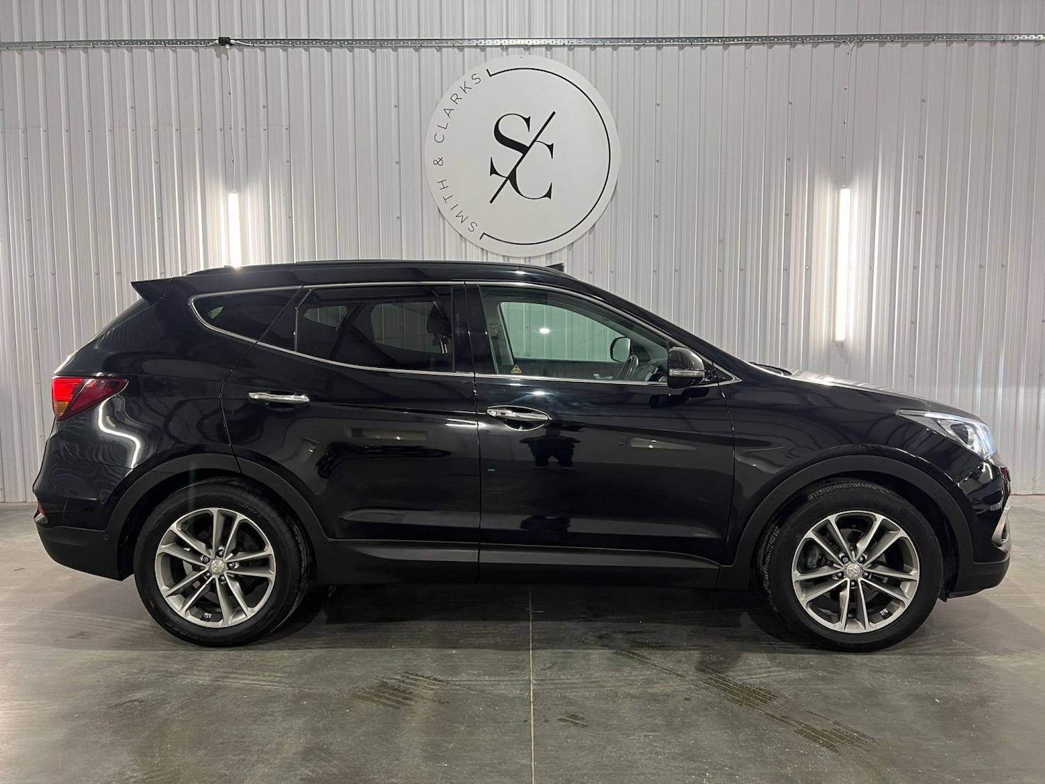 Used Hyundai Santa Fe 2016 for sale - 77465806: Photo 2