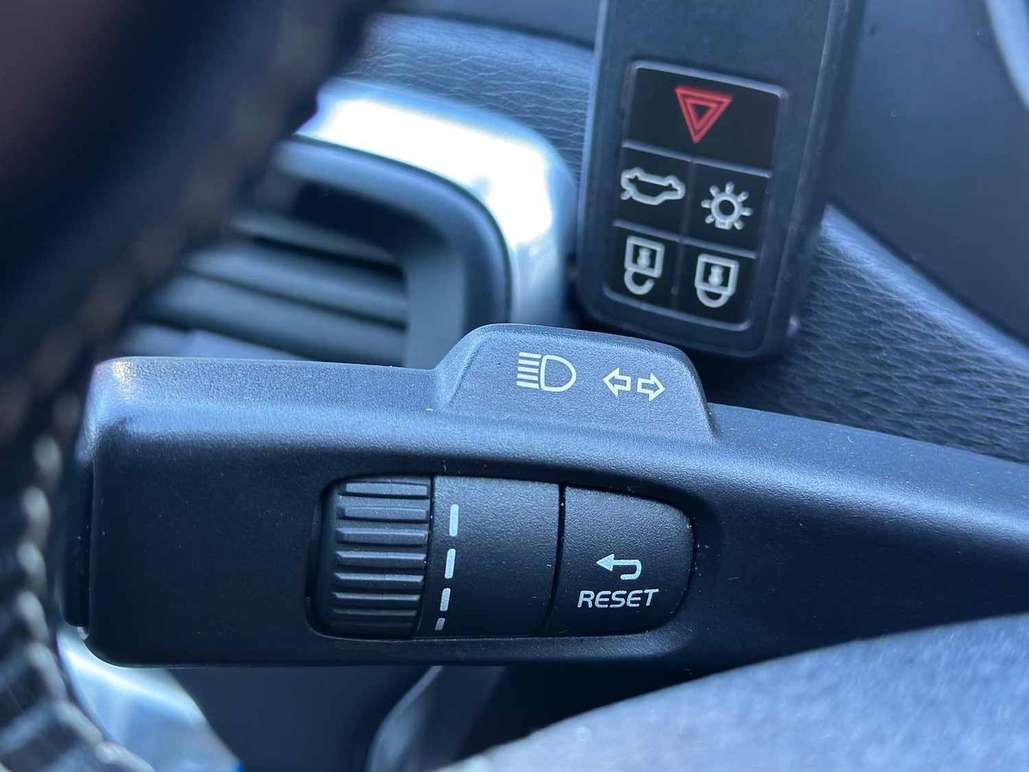 Used Volvo V40 2015 for sale - 77131687: Photo 28