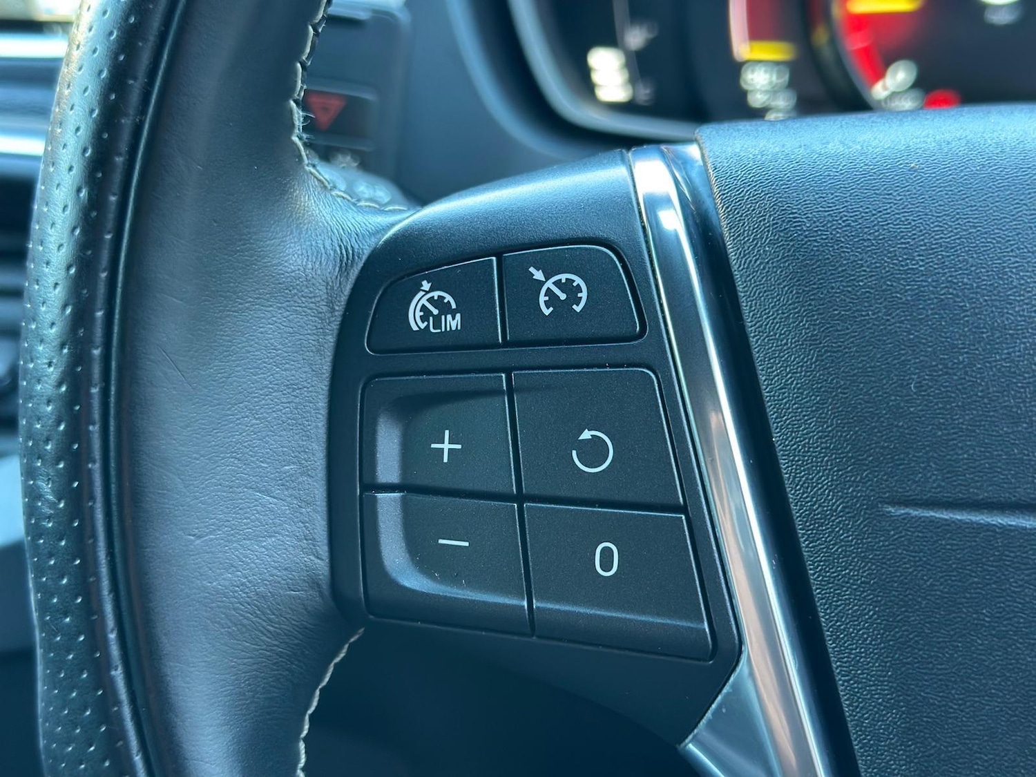 Used Volvo V40 2015 for sale - 77131687: Photo 29